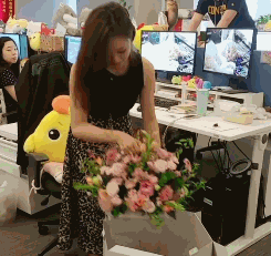 办公室美女收到花的表情